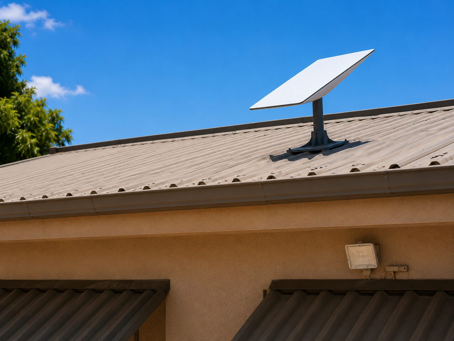 Antena Starlink instalada no telhado da academia em Tete